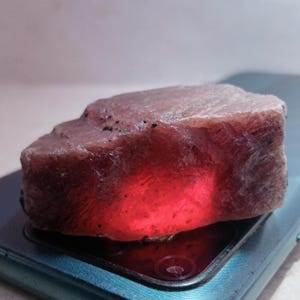 El rubí en bruto más grande: ejemplar para joyería, rubí de Mozambique para regalo. 418,00 quilates, tamaño 32 x 49 mm.