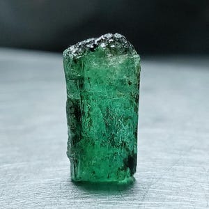 Cristal émeraude brut, pierre précieuse de béryl vert naturel