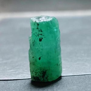 Ejemplar de esmeralda natural en bruto: barra de piedra preciosa de 15 mm