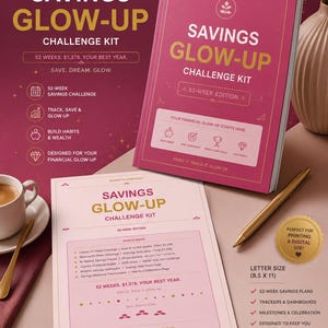 Op de afbeelding: Een Savings Glow-Up Challenge Kit met een roze map en een bijpassend document. De omslag en de pagina tonen de tekst Savings Glow-Up Challenge Kit, 52-Week Edition, samen met diverse financiële iconen en lijsten voor bijhouding.