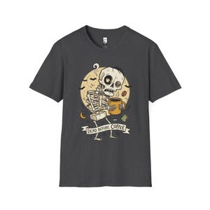 „Dead Before Coffee“-Shirt | Skelett-Kaffee-T-Shirt | Lustiges Kaffeeliebhaber-Shirt | Koffein-Totenkopf-Grafik-T-Shirt | Retro-Kaffee-T-Shirt | Unisex-Geschenk Dark Heather