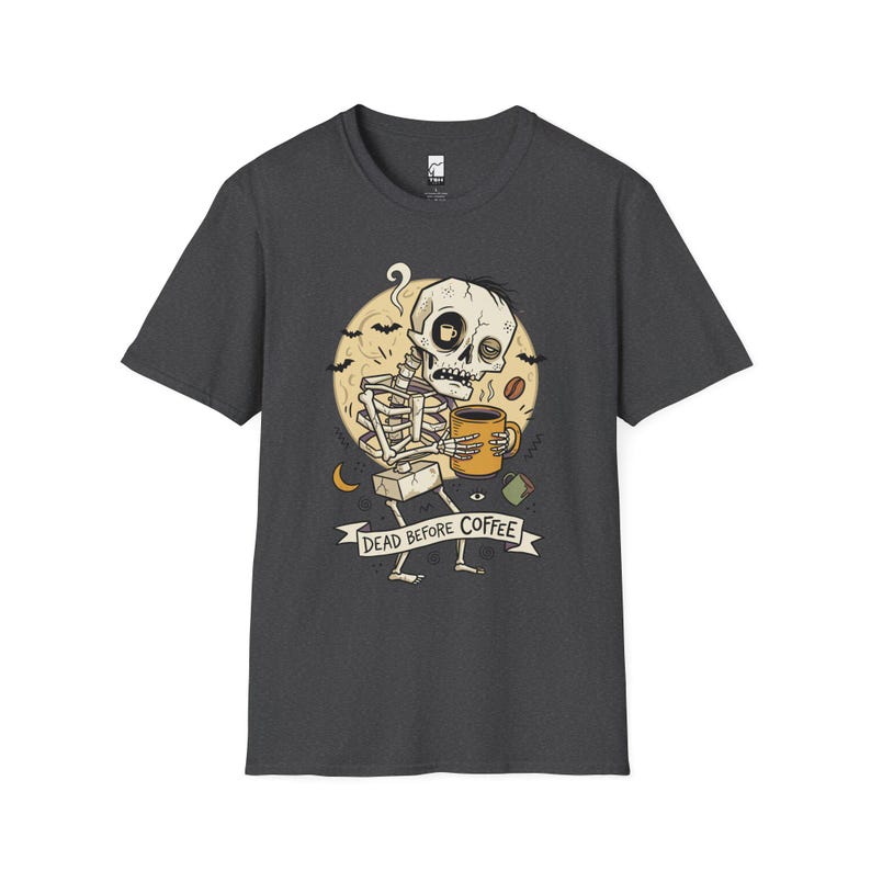 „Dead Before Coffee“-Shirt | Skelett-Kaffee-T-Shirt | Lustiges Kaffeeliebhaber-Shirt | Koffein-Totenkopf-Grafik-T-Shirt | Retro-Kaffee-T-Shirt | Unisex-Geschenk Dark Heather