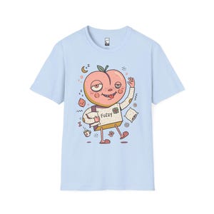 ふわふわピーチTシャツ｜のんびり朝のグラフィックTシャツ、眠そうなコーヒー好きのためのユニセックスシャツ Light Blue