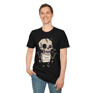 Dode schedel T-shirt | Grappig Halloween-grafisch T-shirt, griezelig schattig goth-uniseks shirt, griezelig horrorliefhebber cadeau afbeelding 19