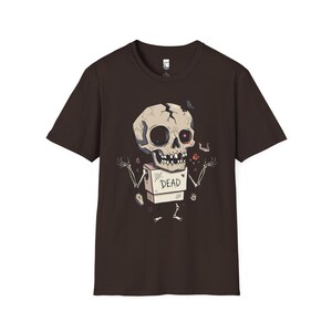 Dode schedel T-shirt | Grappig Halloween-grafisch T-shirt, griezelig schattig goth-uniseks shirt, griezelig horrorliefhebber cadeau Dark Chocolate