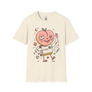 ふわふわピーチTシャツ｜のんびり朝のグラフィックTシャツ、眠そうなコーヒー好きのためのユニセックスシャツ Natural