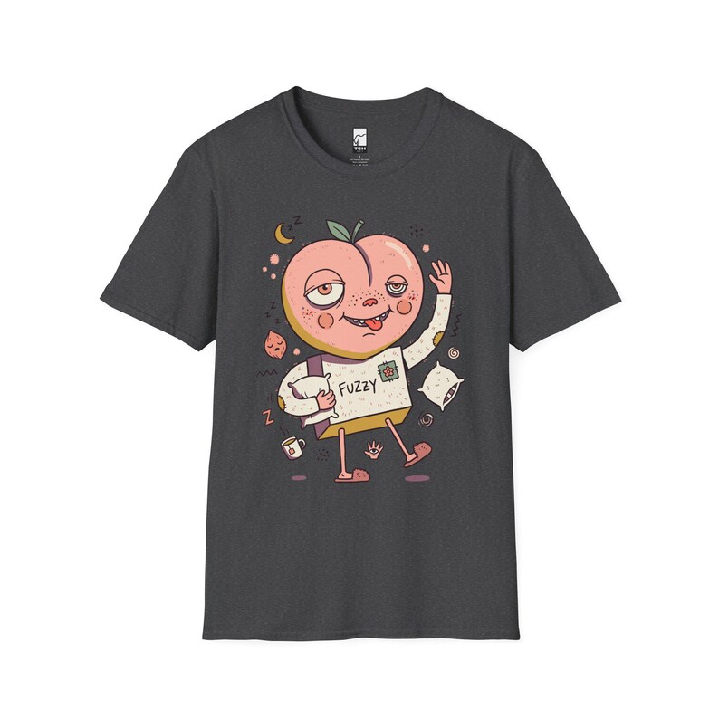 ふわふわピーチTシャツ｜のんびり朝のグラフィックTシャツ、眠そうなコーヒー好きのためのユニセックスシャツ Dark Heather