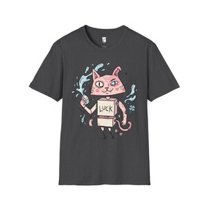 Maglietta con gatto robot surreale / Maglietta grafica con gatto rosa portafortuna, maglietta indie lowbrow art Dark Heather