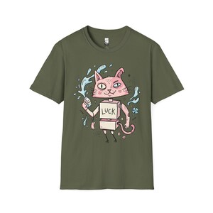 Maglietta con gatto robot surreale / Maglietta grafica con gatto rosa portafortuna, maglietta indie lowbrow art Military Green
