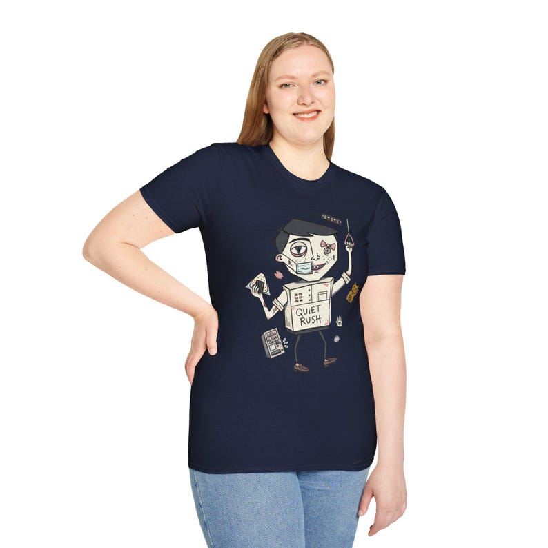 Op de afbeelding: Marineblauw T-shirt met een cartoonkarakterontwerp. Het personage heeft een doosvormige torso met de woorden "Quiet Rush". Het personage draagt een gezichtsmasker en houdt items vast. Het ontwerp is in een grillige, illustratieve stijl.