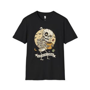 „Dead Before Coffee“-Shirt | Skelett-Kaffee-T-Shirt | Lustiges Kaffeeliebhaber-Shirt | Koffein-Totenkopf-Grafik-T-Shirt | Retro-Kaffee-T-Shirt | Unisex-Geschenk Black