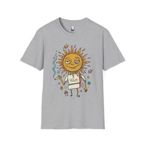 Maglietta High Sun / Maglietta grafica psichedelica celeste da stoner, vibrazioni cosmiche rilassanti in stile retrò anni '70. Sport Grey