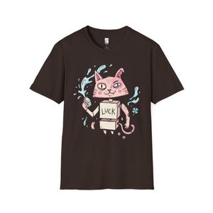 Maglietta con gatto robot surreale / Maglietta grafica con gatto rosa portafortuna, maglietta indie lowbrow art Dark Chocolate