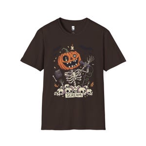 Scream Skeleton Halloween Shirt | Pumpkin Rocker T-shirt | Metal Horror Tee | Retro Herfstconcert Top | Gothic Rock Kleding | Unisex Cadeau Dark Chocolate