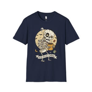 „Dead Before Coffee“-Shirt | Skelett-Kaffee-T-Shirt | Lustiges Kaffeeliebhaber-Shirt | Koffein-Totenkopf-Grafik-T-Shirt | Retro-Kaffee-T-Shirt | Unisex-Geschenk Navy