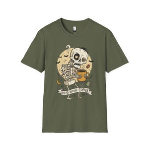 „Dead Before Coffee“-Shirt | Skelett-Kaffee-T-Shirt | Lustiges Kaffeeliebhaber-Shirt | Koffein-Totenkopf-Grafik-T-Shirt | Retro-Kaffee-T-Shirt | Unisex-Geschenk Military Green