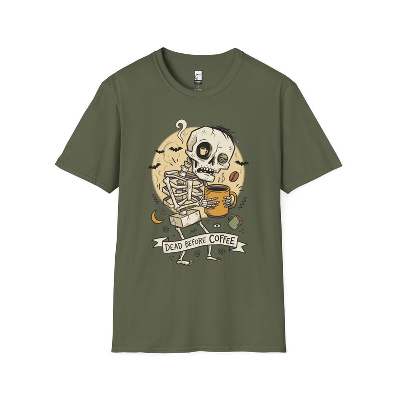 „Dead Before Coffee“-Shirt | Skelett-Kaffee-T-Shirt | Lustiges Kaffeeliebhaber-Shirt | Koffein-Totenkopf-Grafik-T-Shirt | Retro-Kaffee-T-Shirt | Unisex-Geschenk Military Green