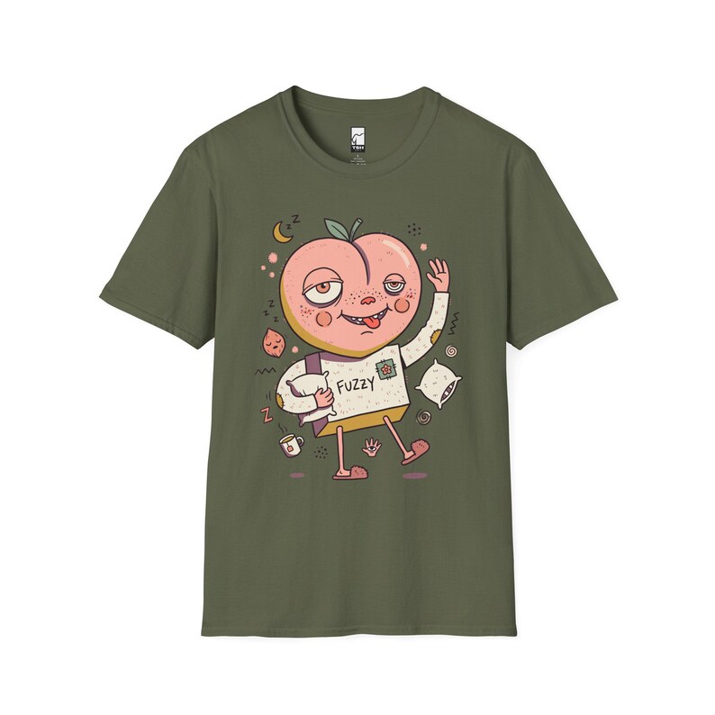 ふわふわピーチTシャツ｜のんびり朝のグラフィックTシャツ、眠そうなコーヒー好きのためのユニセックスシャツ Military Green