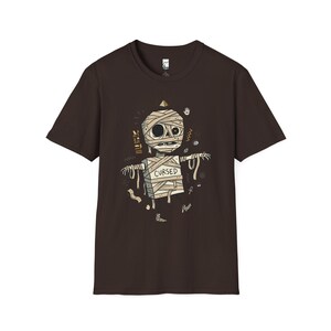 Camiseta de momia / Camiseta gráfica divertida de Halloween con temática egipcia maldita Dark Chocolate