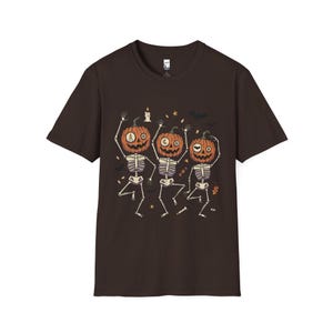 踊るカボチャの骸骨Tシャツ｜ハロウィン ジャック・オー・ランタン Dark Chocolate