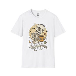 „Dead Before Coffee“-Shirt | Skelett-Kaffee-T-Shirt | Lustiges Kaffeeliebhaber-Shirt | Koffein-Totenkopf-Grafik-T-Shirt | Retro-Kaffee-T-Shirt | Unisex-Geschenk White