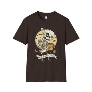 „Dead Before Coffee“-Shirt | Skelett-Kaffee-T-Shirt | Lustiges Kaffeeliebhaber-Shirt | Koffein-Totenkopf-Grafik-T-Shirt | Retro-Kaffee-T-Shirt | Unisex-Geschenk Dark Chocolate