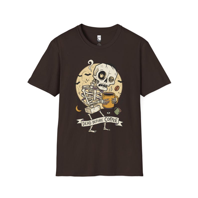 „Dead Before Coffee“-Shirt | Skelett-Kaffee-T-Shirt | Lustiges Kaffeeliebhaber-Shirt | Koffein-Totenkopf-Grafik-T-Shirt | Retro-Kaffee-T-Shirt | Unisex-Geschenk Dark Chocolate