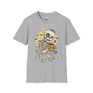 „Dead Before Coffee“-Shirt | Skelett-Kaffee-T-Shirt | Lustiges Kaffeeliebhaber-Shirt | Koffein-Totenkopf-Grafik-T-Shirt | Retro-Kaffee-T-Shirt | Unisex-Geschenk Sport Grey