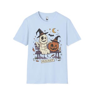 Niedliches Geister-Kürbis-Shirt | Halloween-T-Shirt mit Hexenhut | Gruseliges Grafik-T-Shirt | Herbst-T-Shirt für beste Freunde | Retro-Grusel-T-Shirt | Unisex-Geschenk Light Blue