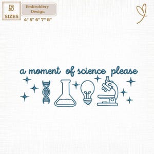 以下が含まれることがあります： 「a moment of science please」のテキストと科学をテーマにしたイラストが描かれた刺繍デザイン。DNA鎖、フラスコ、電球、顕微鏡が含まれています。5つのサイズ（10 cm、13 cm、15 cm、18 cm、20 cm）で利用できます。