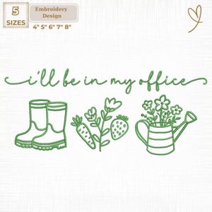 Könnte beinhalten: Grünes Stickdesign mit dem Text "i'll be in my office." Das Design umfasst Illustrationen von Gummistiefeln, Karotten, Erdbeeren und Blumen in einer Gießkanne. Erhältlich in 5 Größen: 10.16cm, 12.7cm, 15.24cm, 17.78cm und 20.32cm.