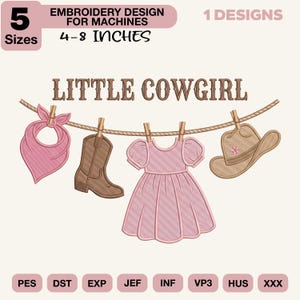 Può includere: Un disegno di ricamo per macchine con una bandana rosa, uno stivale marrone, un vestito rosa e un cappello da cowboy beige, tutti appesi a un filo. Il testo "LITTLE COWGIRL" è sopra gli oggetti. Il design è disponibile in 5 misure, da 10,16 a 20,32 cm.
