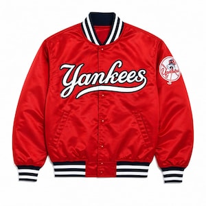 Può includere: Giacca da baseball dei Yankees in raso rosso. La giacca presenta la scritta "Yankees" in bianco sul petto. Ha colletto e polsini blu navy con strisce bianche e una toppa con il logo dei Yankees sulla manica destra.