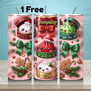 Puede incluir: Tres vasos cilíndricos con pajitas sobre un fondo rosa, con ilustraciones navideñas de dumplings sonrientes en cajas de regalo, lazos verdes, galletas de jengibre, bastones de caramelo, acebo y el texto 1 Free y Dumpling.