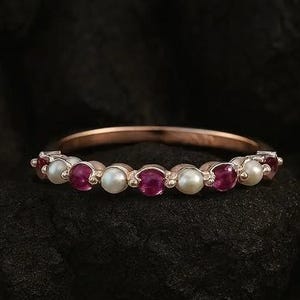 Fede nuziale fatta a mano con perle di rubino, anello impilabile a mezza eternità in argento sterling