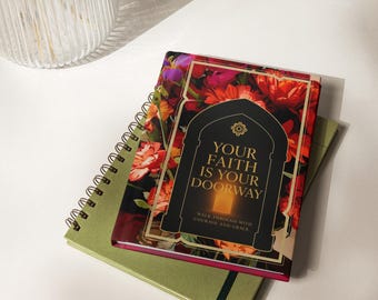 Tu-Fe-Es-Tu-Puerta; Diario de tapa dura mate con diseño de flores