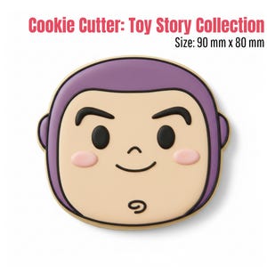 Peut inclure: Emporte-pièce en forme de visage de personnage de dessin animé de la collection Toy Story. Le découpoir a une tête violette, des yeux noirs et un teint clair. Le texte "Cookie Cutter: Toy Story Collection" et "Size: 90 mm x 80 mm" sont affichés.