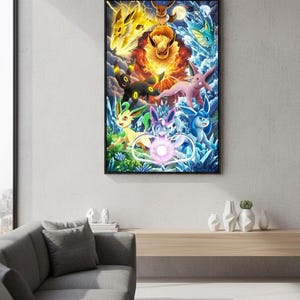 Può includere: Una stampa artistica incorniciata con una vivace illustrazione di varie creature dei cartoni animati in un'ambientazione fantasy. L'opera d'arte presenta una varietà di colori, tra cui giallo, blu, rosa e verde, con una figura centrale infuocata. La stampa è esposta su una parete bianca.