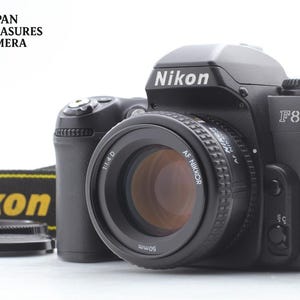 Appareil photo argentique Nikon F80 35 mm avec objectif AF Nikkor 50 mm f/1.4D (Japon)