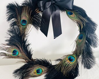 Couronne artisanale en plumes de paon et d'autruche, couronne de porte style gothique élégant, nœud en satin noir