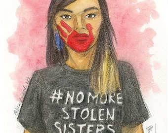 Op de afbeelding: Een aquarel-illustratie van een vrouw met een rode handafdruk over haar mond. Ze draagt een zwart T-shirt met de tekst "#No More Stolen Sisters".