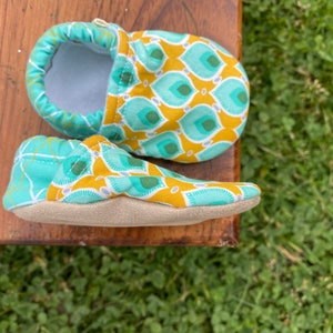 Babyschuhe Teal Flamme auf Orange Druck mit Geometrische Laser Gestreifte Stoff Benutzerdefinierte Größen 0-24 Monate 2T-4T Bild 3