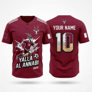 Puede incluir: Camiseta de f&uacute;tbol granate con detalles blancos, con un gr&aacute;fico de gacela y el texto "Yalla Al Annabi 2026." La parte trasera muestra "YOUR NAME" sobre el n&uacute;mero 10, con relleno color arena y ribete blanco. Incluye la bandera de Qatar.