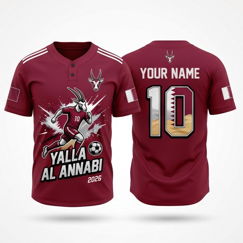 Puede incluir: Camiseta de f&uacute;tbol granate con detalles blancos, con un gr&aacute;fico de gacela y el texto "Yalla Al Annabi 2026." La parte trasera muestra "YOUR NAME" sobre el n&uacute;mero 10, con relleno color arena y ribete blanco. Incluye la bandera de Qatar.