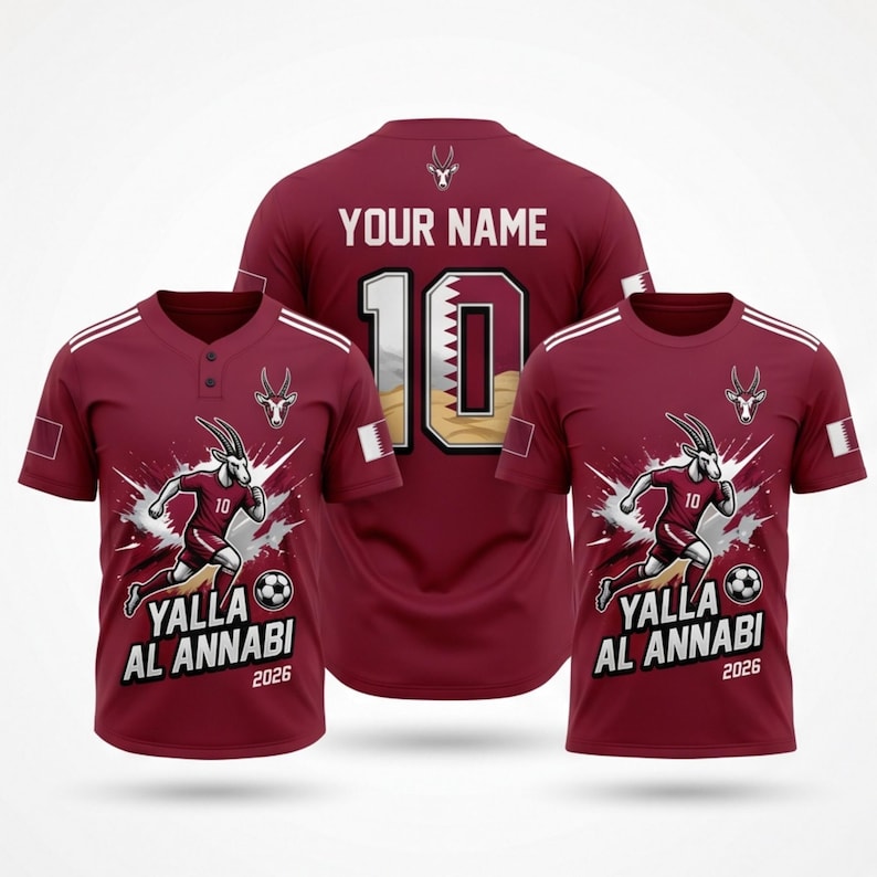 Puede incluir: Camisetas de f&uacute;tbol granates con detalles blancos. Las camisetas presentan un gr&aacute;fico de cabra corriendo, el texto "Yalla Al Annabi 2026" y el n&uacute;mero 10. Una camiseta tiene "YOUR NAME" y el n&uacute;mero 10 en la espalda.