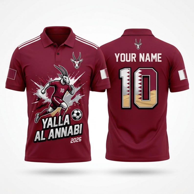 Puede incluir: Polo burdeos con rayas blancas en los hombros. La parte delantera presenta una gacela de dibujos animados con uniforme de f&uacute;tbol, el texto "Yalla Al Annabi 2026" y un bal&oacute;n de f&uacute;tbol. La parte trasera tiene el n&uacute;mero 10 y el texto "YOUR NAME".