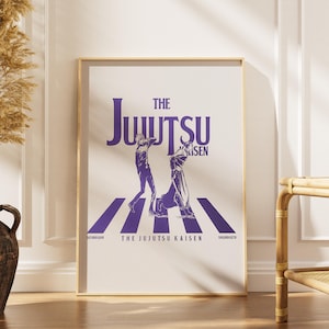 Puede incluir: Un póster enmarcado con el texto "THE JUJUTSU KAISEN" en morado, con dos figuras en poses de acción sobre un diseño de paso de cebra morado. El póster está en un marco de madera clara, apoyado en una pared blanca.