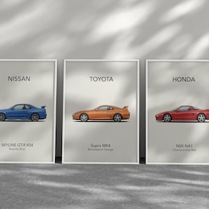 Könnte beinhalten: Drei gerahmte Kunstdrucke mit einem blauen Nissan Skyline GT-R R34, einem orangefarbenen Toyota Supra MK4 und einem roten Honda NSX NA1. Jeder Druck zeigt den Namen und die Farbe des Autos auf hellgrauem Hintergrund.