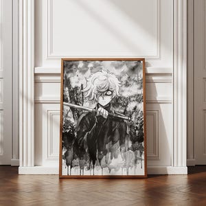 Puede incluir: Una impresión en blanco y negro enmarcada al estilo anime. La obra de arte representa a un personaje con pelo puntiagudo sosteniendo una espada. La imagen tiene un efecto de acuarela con sombras oscuras y un marco de madera. La impresión se exhibe en un suelo de madera.