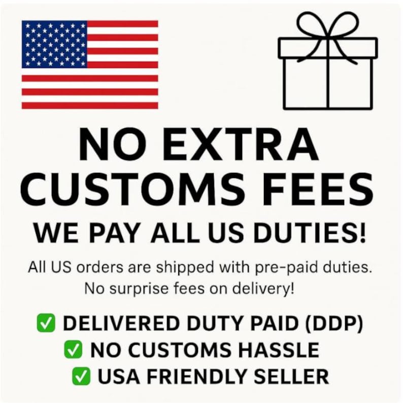 K&ouml;nnte beinhalten: Ein wei&szlig;es grafisches Schild mit der Flagge der Vereinigten Staaten und einem schwarzen Geschenkbox-Symbol. Der Text lautet: NO EXTRA CUSTOMS FEES, WE PAY ALL US DUTIES! All US orders are shipped with pre-paid duties. No surprise fees on delivery! DELIVERED DUTY PAID (DDP), NO CUSTOMS HASSLE, USA FRIENDLY SELLER.